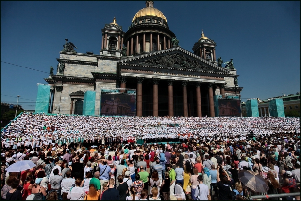 A Giant Choir Will Perform on the Steps of St. Isaac\'s Cathedral